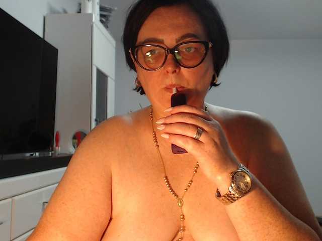 Emyllywhite live cam on BongaCams