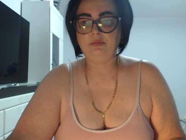 Emyllywhite live cam on BongaCams