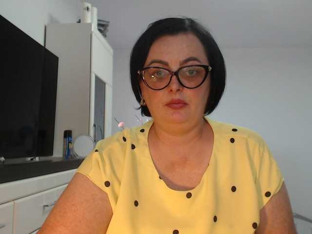 Emyllywhite live cam on BongaCams