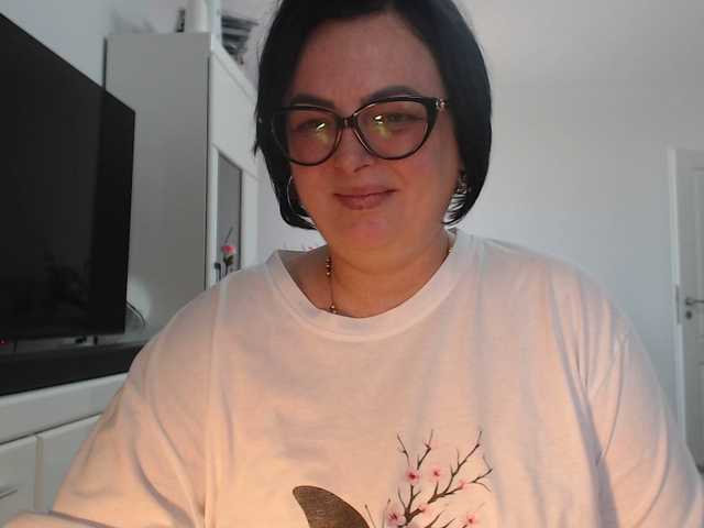 Emyllywhite live cam on BongaCams
