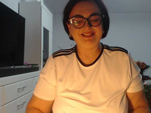 Emyllywhite live cam on BongaCams