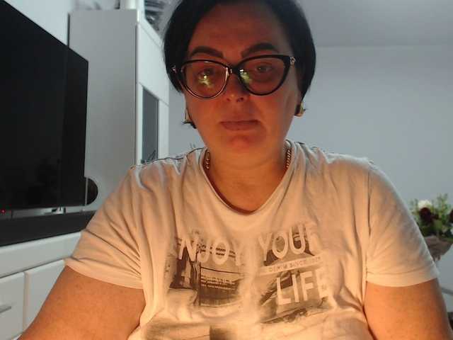 Emyllywhite live cam on BongaCams