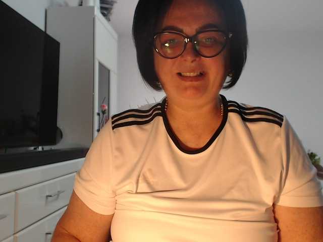 Emyllywhite live cam on BongaCams