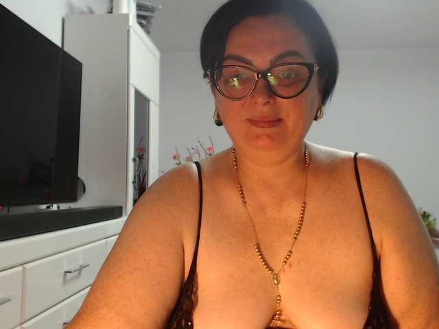 Emyllywhite live cam on BongaCams