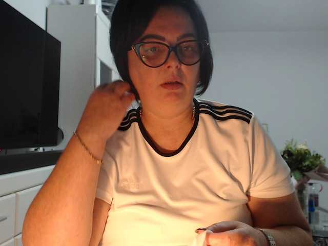 Emyllywhite live cam on BongaCams