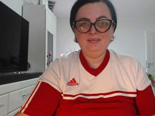 Emyllywhite live cam on BongaCams