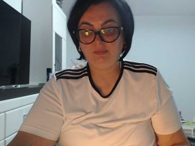Emyllywhite live cam on BongaCams