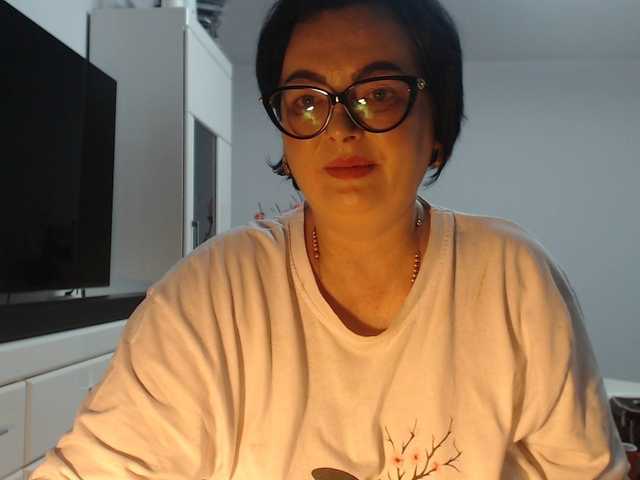 Emyllywhite live cam on BongaCams