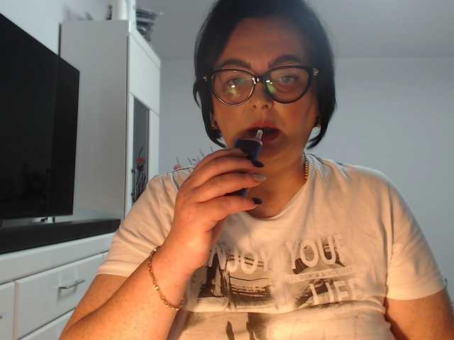 Emyllywhite live cam on BongaCams