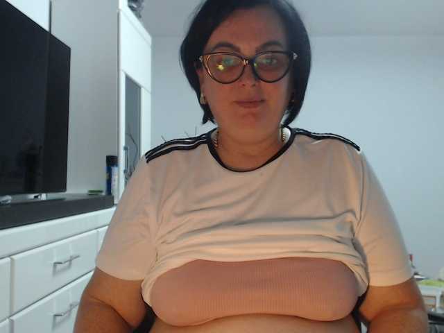 Emyllywhite live cam on BongaCams
