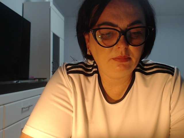 Emyllywhite live cam on BongaCams