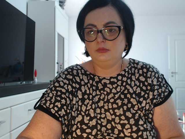 Emyllywhite live cam on BongaCams
