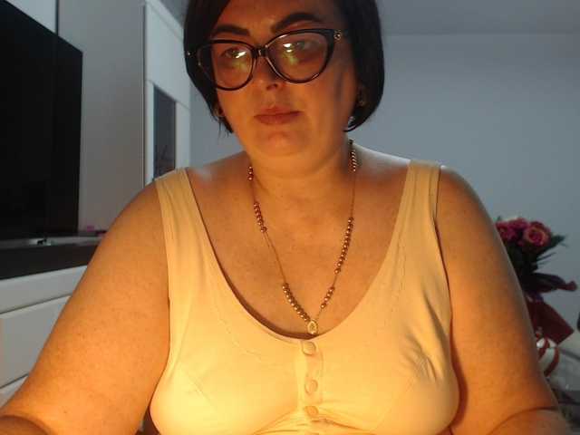 Emyllywhite live cam on BongaCams
