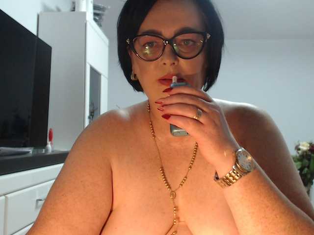 Emyllywhite live cam on BongaCams