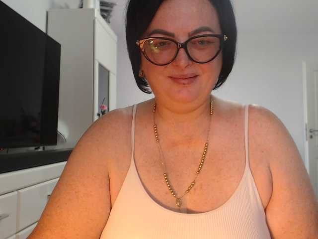 Emyllywhite live cam on BongaCams