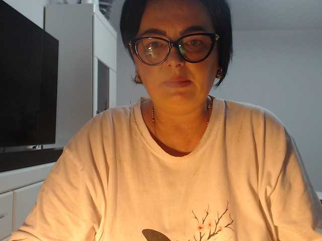 Emyllywhite live cam on BongaCams