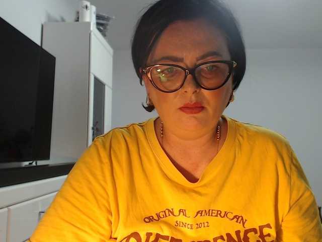 Emyllywhite live cam on BongaCams