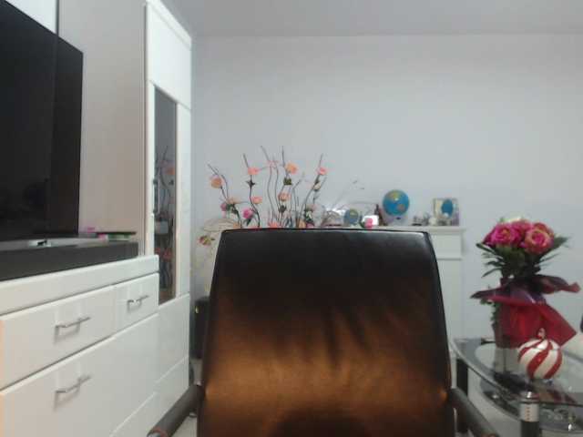 Emyllywhite live cam on BongaCams