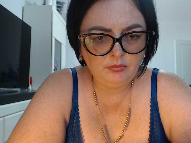 Emyllywhite live cam on BongaCams