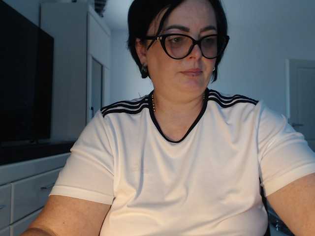 Emyllywhite live cam on BongaCams