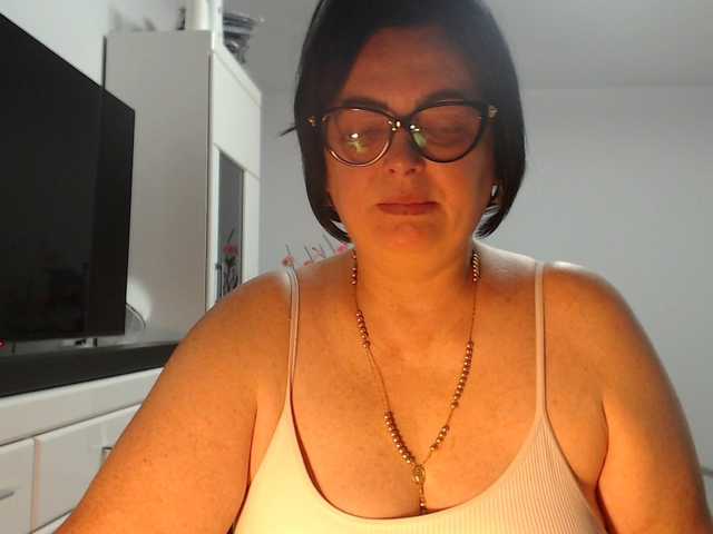 Emyllywhite live cam on BongaCams