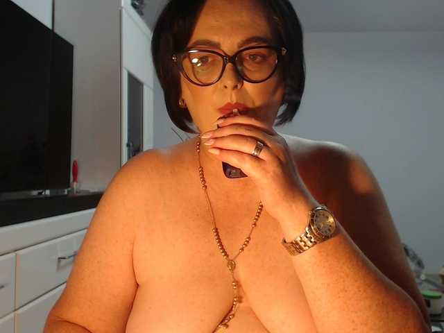 Emyllywhite live cam on BongaCams