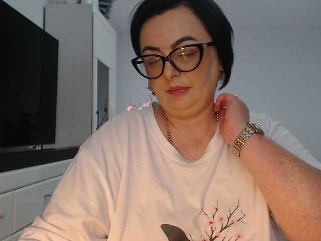 Emyllywhite live cam on BongaCams