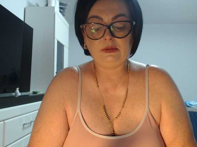 Emyllywhite live cam on BongaCams