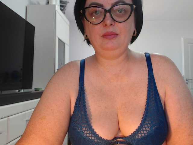 Emyllywhite live cam on BongaCams