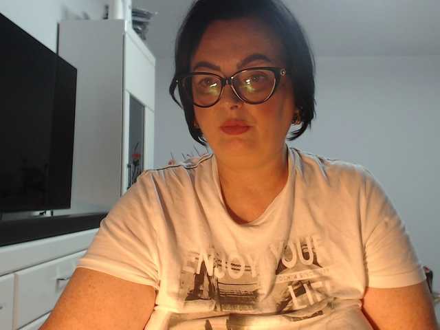 Emyllywhite live cam on BongaCams
