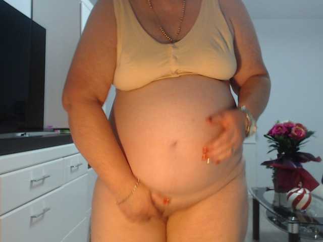 Emyllywhite live cam on BongaCams