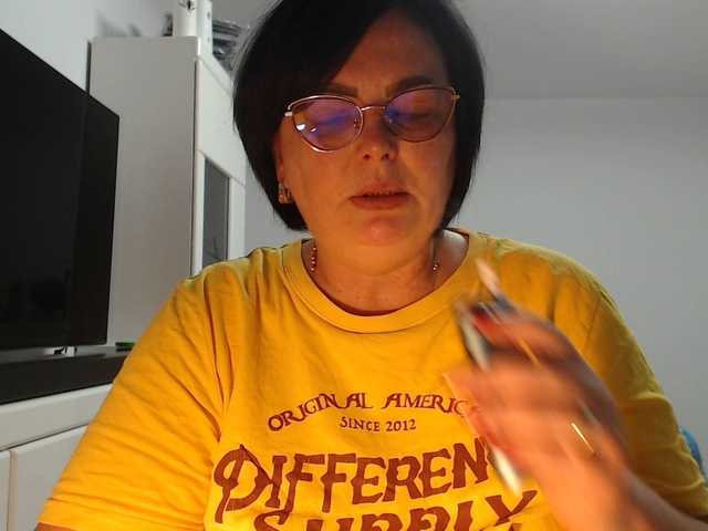 Emyllywhite live cam on BongaCams