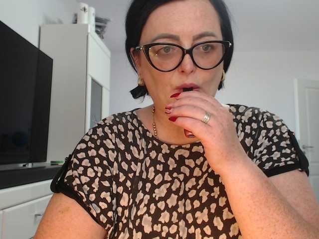 Emyllywhite live cam on BongaCams