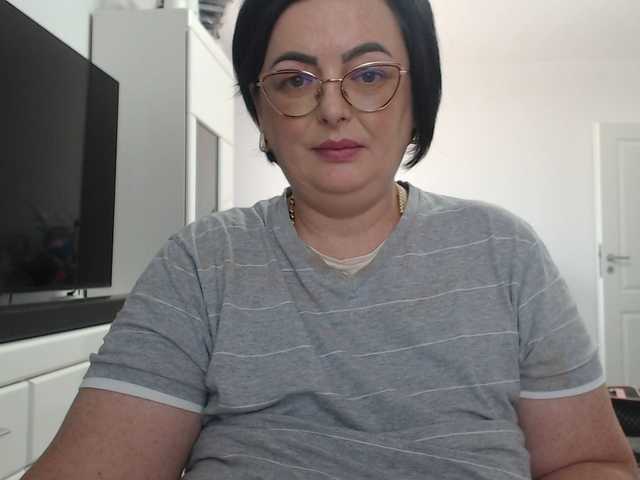 Emyllywhite live cam on BongaCams