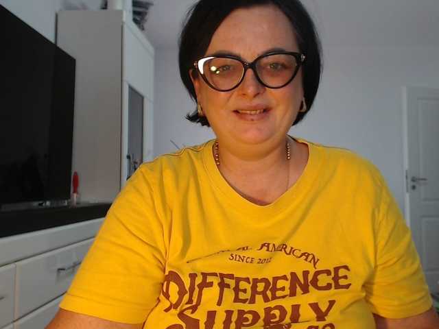 Emyllywhite live cam on BongaCams