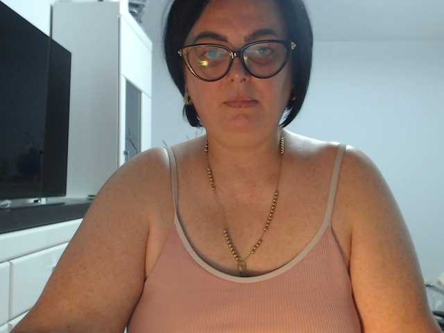 Emyllywhite live cam on BongaCams