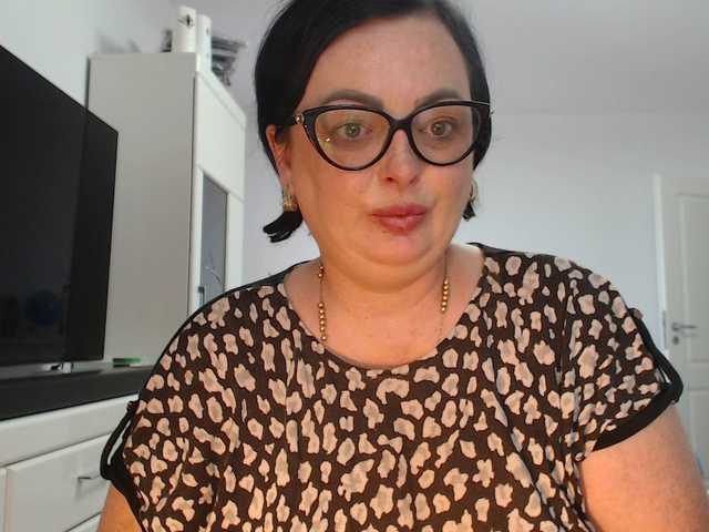 Emyllywhite live cam on BongaCams