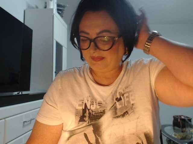 Emyllywhite live cam on BongaCams
