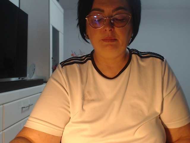 Emyllywhite live cam on BongaCams