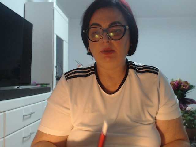 Emyllywhite live cam on BongaCams