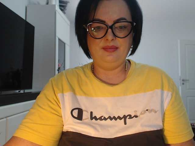 Emyllywhite live cam on BongaCams