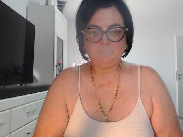 Emyllywhite live cam on BongaCams
