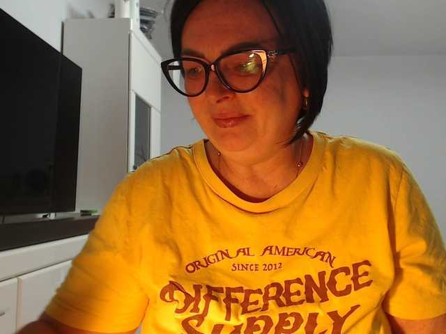 Emyllywhite live cam on BongaCams