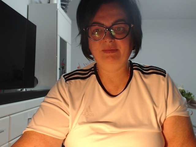 Emyllywhite live cam on BongaCams