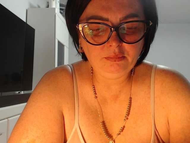 Emyllywhite live cam on BongaCams