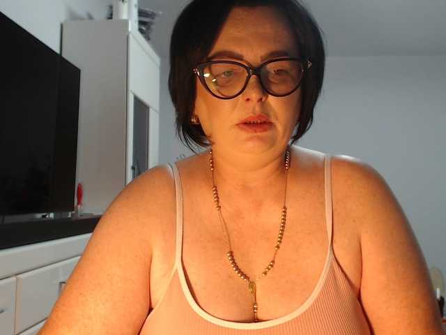 Emyllywhite live cam on BongaCams