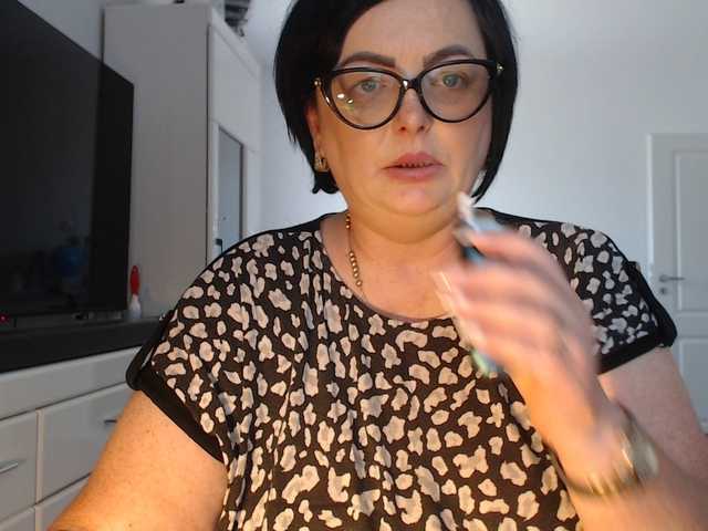 Emyllywhite live cam on BongaCams
