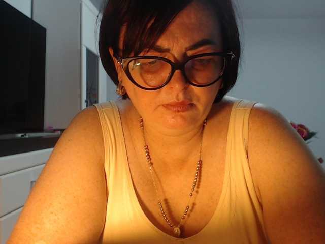 Emyllywhite live cam on BongaCams
