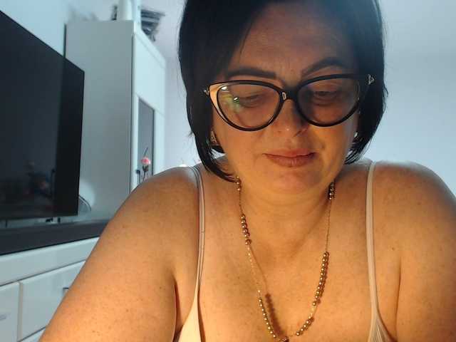 Emyllywhite live cam on BongaCams