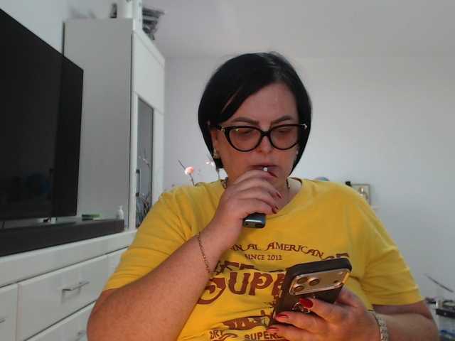 Emyllywhite live cam on BongaCams